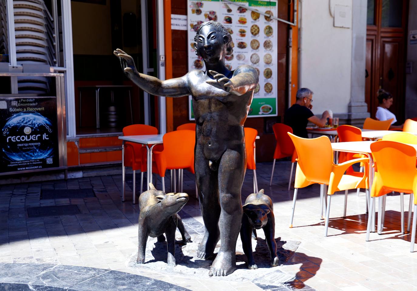 Imagen principal - En la primera, Monumento Acteon; en la segunda, Acueducto San Telmo; en la tercera, entrada Castillo Gibralfaro