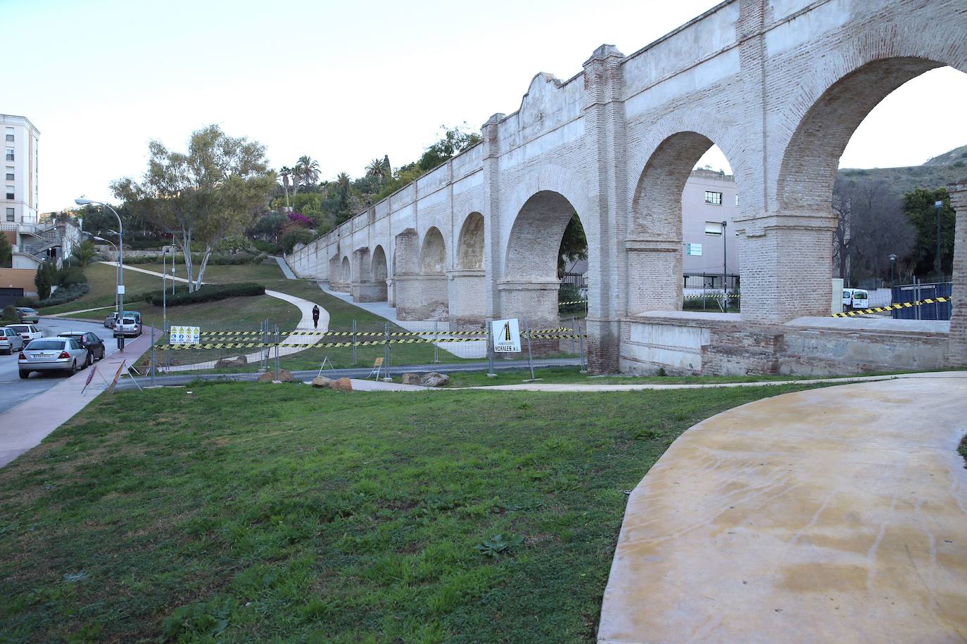 Imagen secundaria 1 - En la primera, Monumento Acteon; en la segunda, Acueducto San Telmo; en la tercera, entrada Castillo Gibralfaro