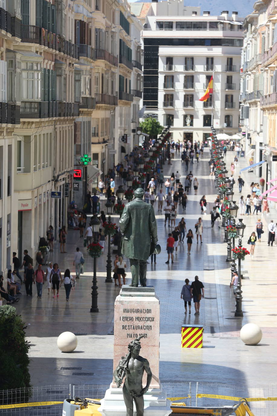 Imagen principal - En la primera foto, el monumento al Marqués de Larios; en la segunda, Puntos de Vista de Tony Cragg; en la tercera, 'Mano Quiromántica' de Rafael Pérez Estrada