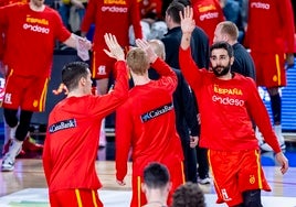 Ricky Rubio saluda a sus compañeros durante la presentación de un partido.