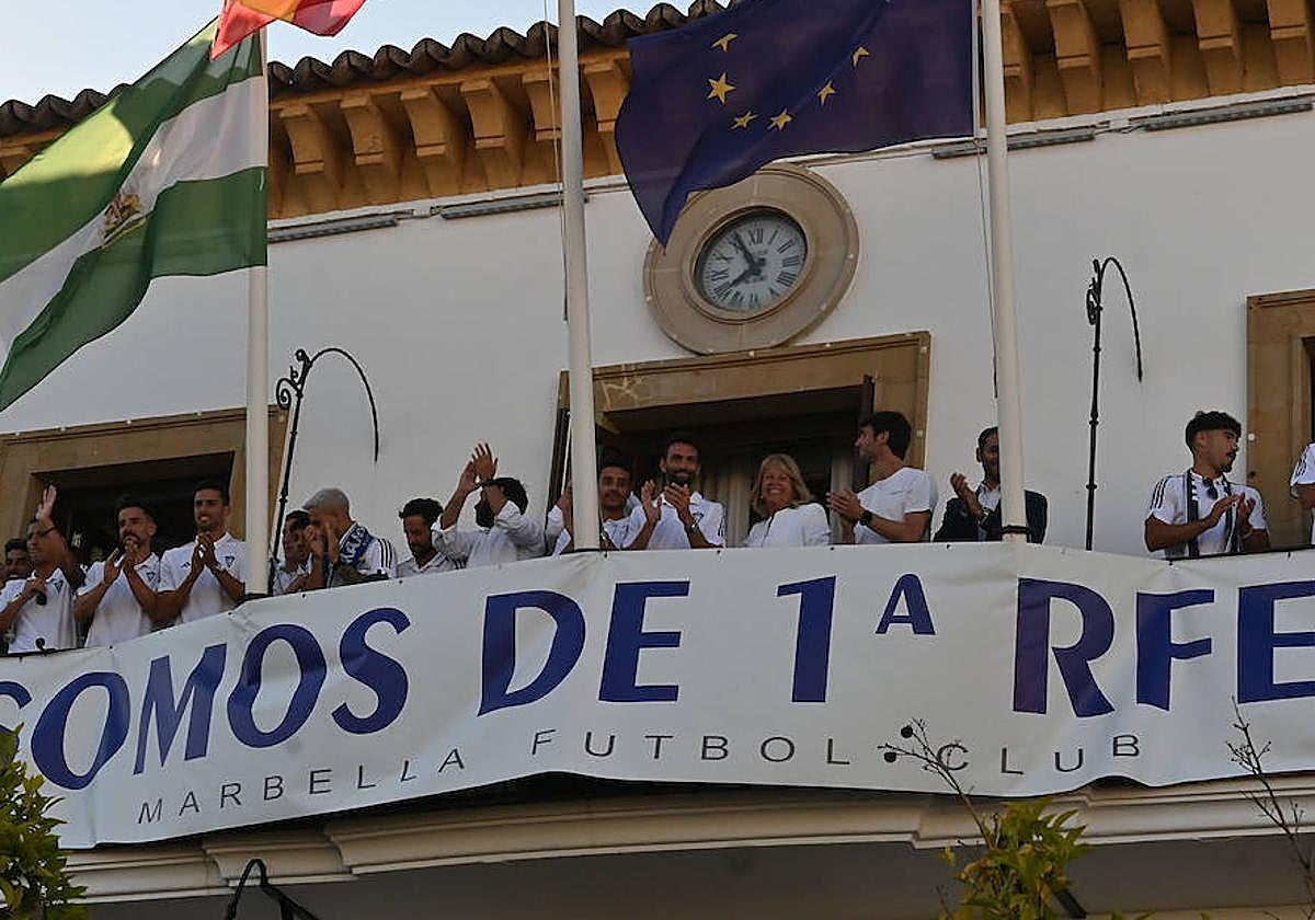 El Marbella celebra el ascenso con su afición