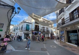 Imagen de una céntrica calle comercial en Nerja.