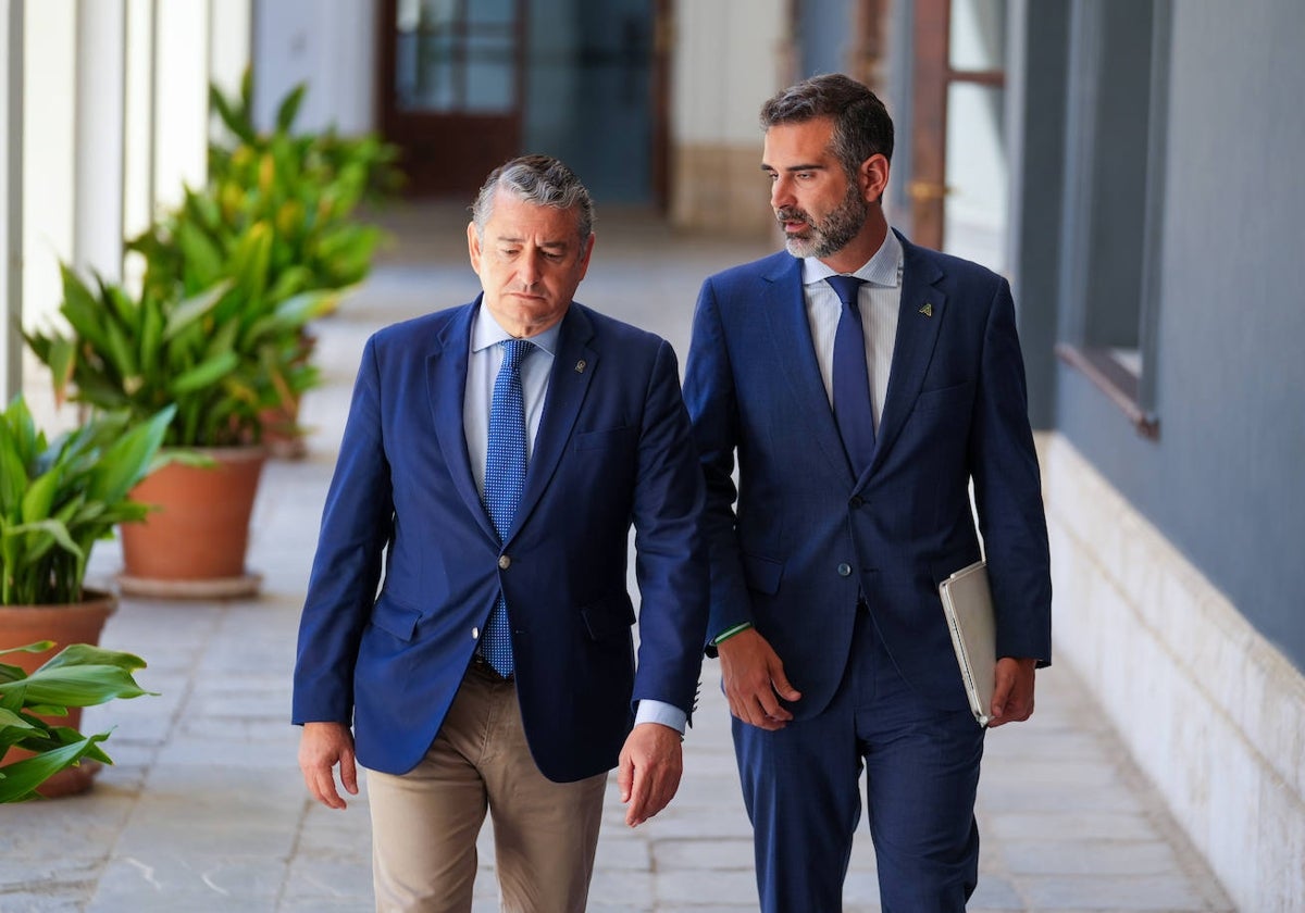 Los consejeros Antonio Sanz y Ramón Fernández-Pacheco, tras el Consejo de Gobierno de este martes.