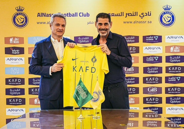 Fernando Hierro posa como nuevo director deportivo del Al-Nassr de Arabia Saudí junto al director general del club, Guido Fienga.