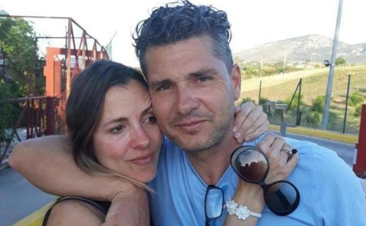 Isidro Lozano abraza a su mujer, María del Mar Martí, nada más salir de la cárcel