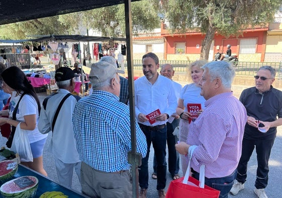 Dani Pérez, esta mañana en un reparto electoral en el mercadillo de Churriana.