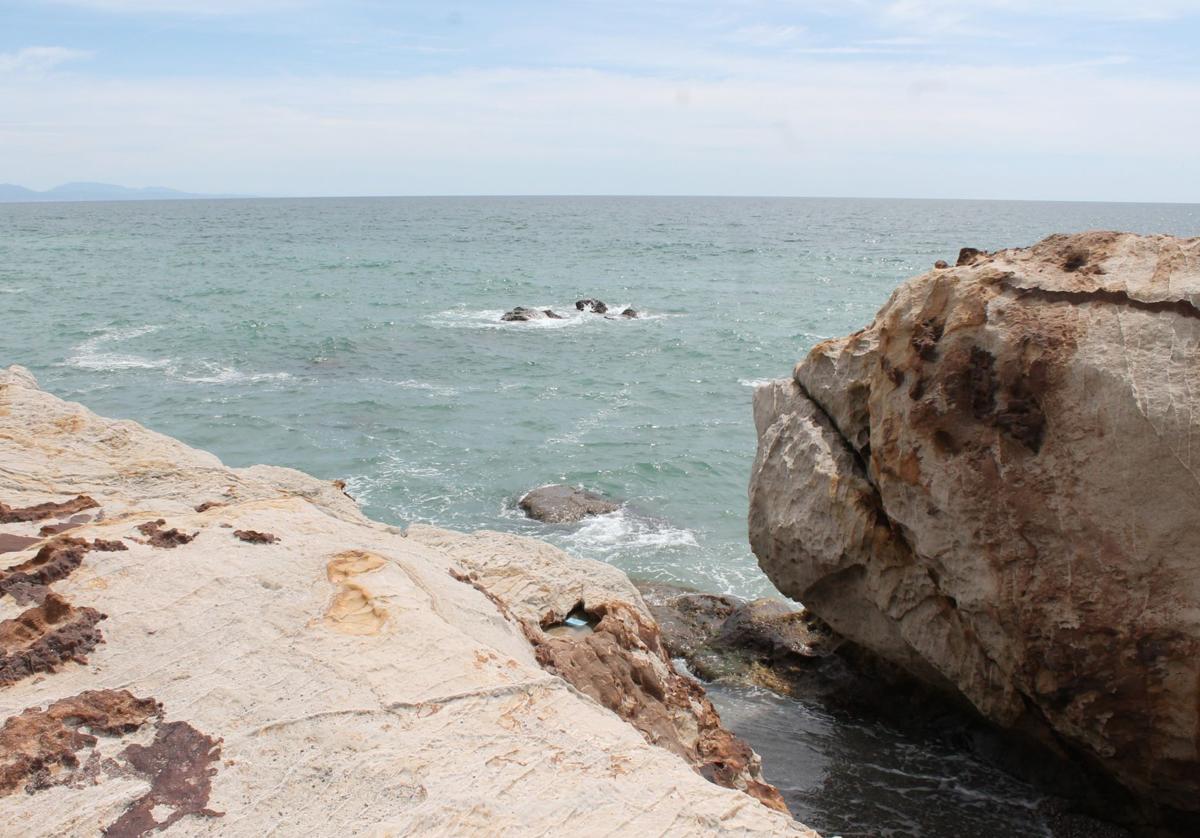 Imagen principal - Su arenal está acotado por rocas y la playa está protegida por su valioso ecosistema. 