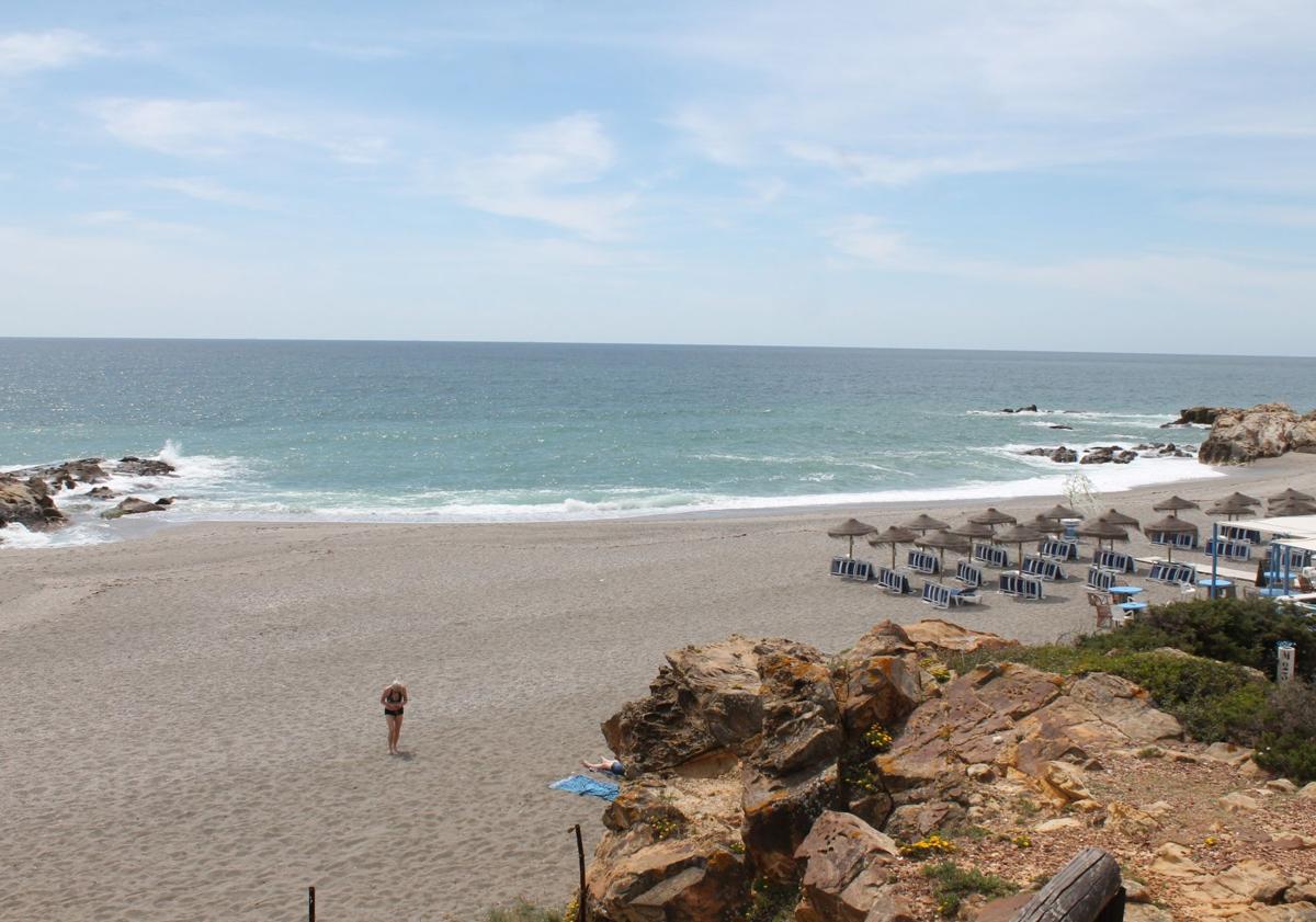 Imagen principal - Contigua a Punta Chullera, está la playa de los Toros. El chiringuito Dieguichi está a unos metros, en la playa de los Toros.