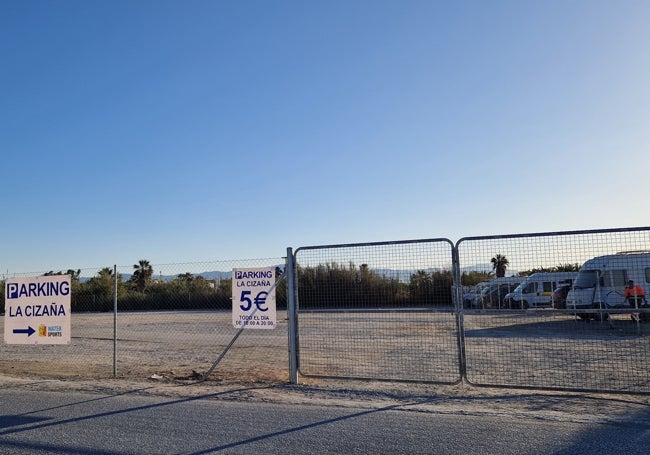 Varias autocaravanas aparcadas en el parking de La Cizaña.