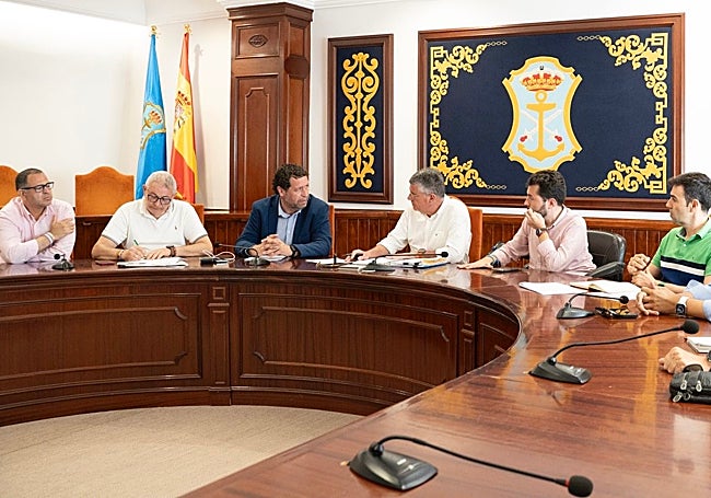 Imagen de la reunión de trabajo celebrada en el Ayuntamiento nerjeño.
