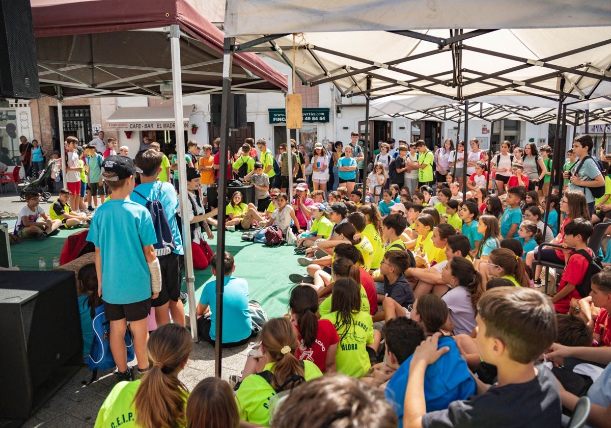 Los escolares de Álora se reúnen para conmemorar el Día del Medio Ambiente.