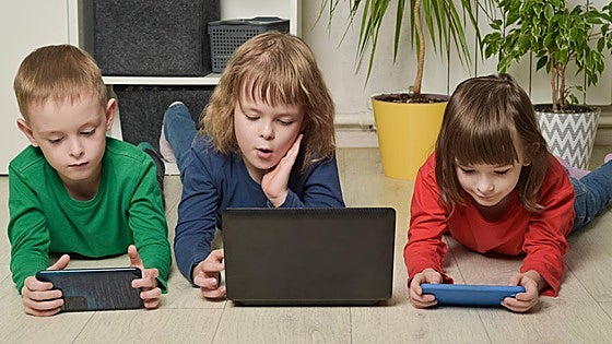 Nueva ley digital de menores: ¿Cómo afecta a padres e hijos? 5 claves sobre móviles, internet y redes sociales