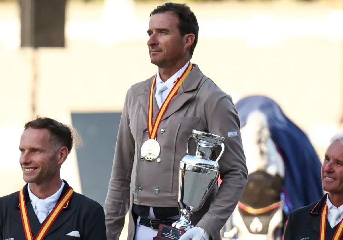 Daniel Martín Dockx, con la medalla y el trofeo de campeón de España, en Barcelona.