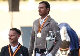 Daniel Martín Dockx, con la medalla y el trofeo de campeón de España, en Barcelona.