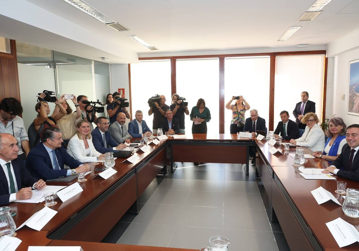 Un momento de la reunión de Albares con la delegación de alcaldes y la Junta de Andalucía