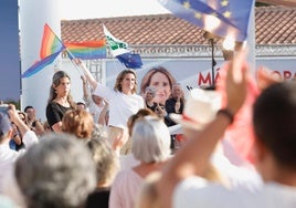 Ribera durante su intervención con una bandera del colectivo LGTBI.