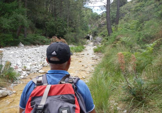 Al fondo cascada del puente de Monticana