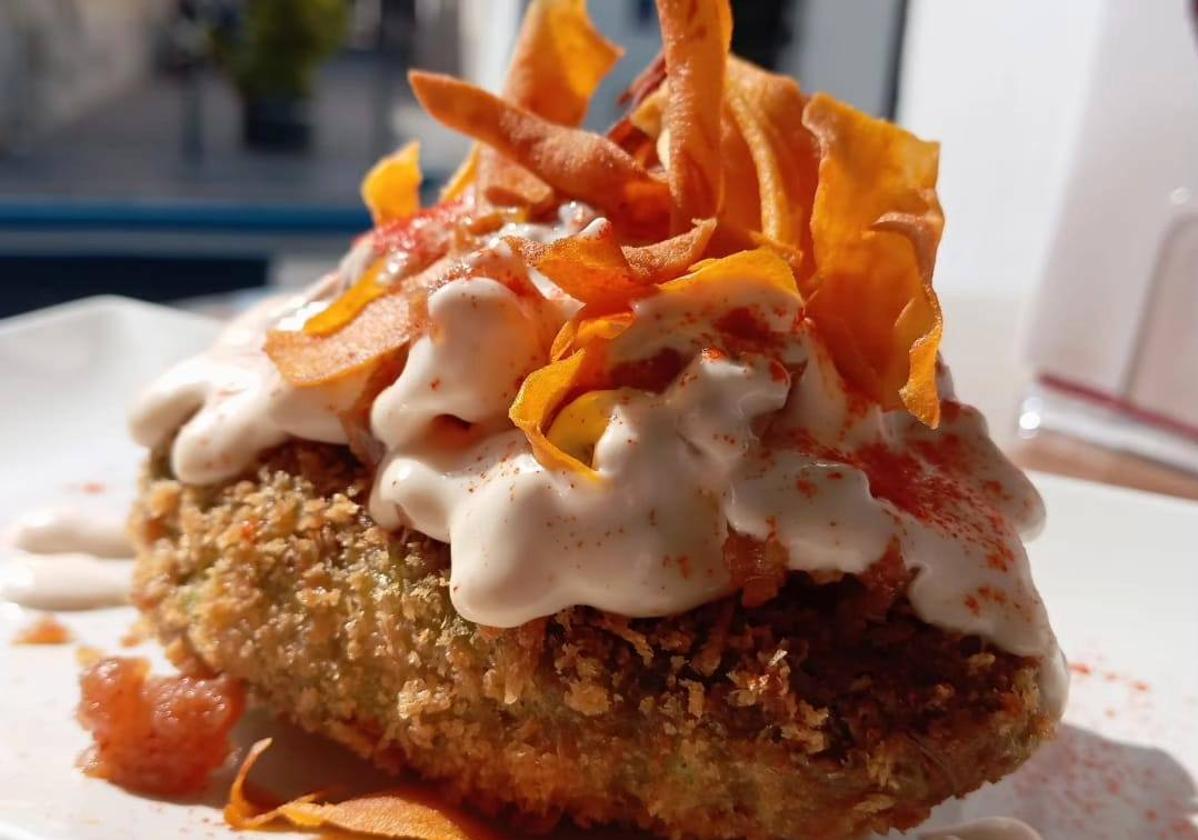 Aguacate frito, rebozado en panko con atún rojo marinado al kimchi.