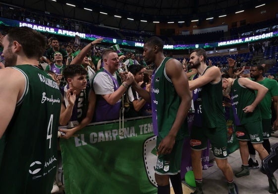 Sima, Kravish, Barreiro, Thomas y Osetkowski se despiden de los aficionados agradeciendo su apoyo al final del partido del miércoles.