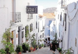 Una de las empinadas calles de Frigiliana.