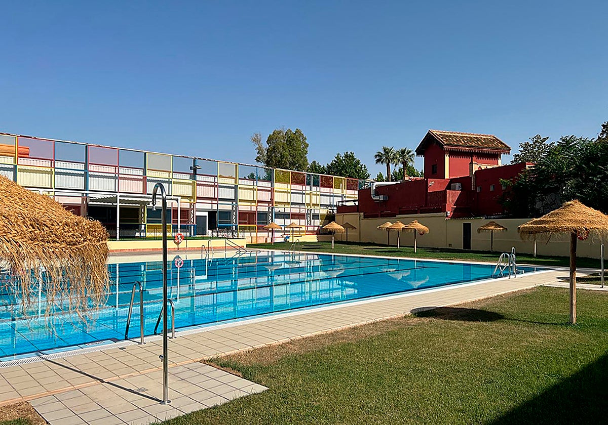 Además de la piscina grande, se dispone de una zona de ocio para los más pequeños