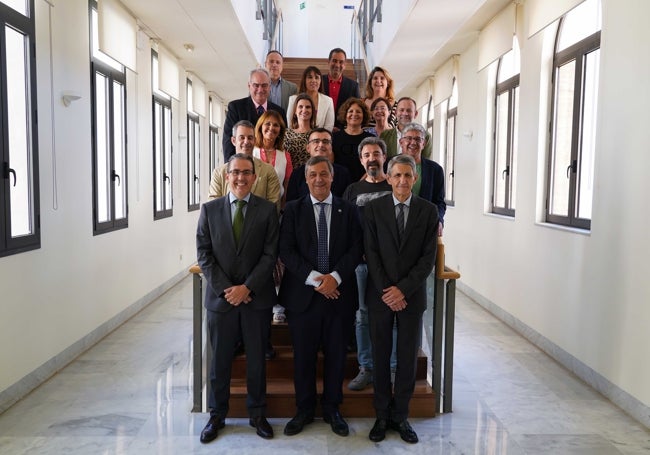 Sergio Corral, director general de la Fundación Unicaja, el rector y el presidente de la Fundación Unicaja, José M. Domínguez, con miembros del equipo de gobierno de la UMA.