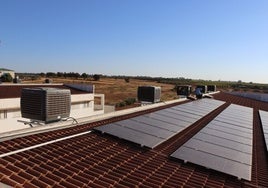 Climatización adiabática, que toma la energía de paneles solares, instalada en un colegio de la provincia.