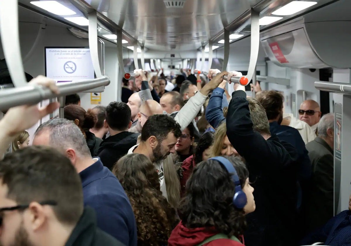 Viajeros en el interior de un vagón del Cercanías de la Costa.