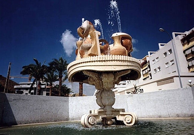 Fuente de Berrocal en funcionamiento cuando fue instalada a finales de los 80.