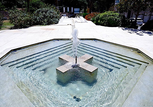 Estado actual de la fuente sin la escultura-surtidor de Miguel Berrocal.