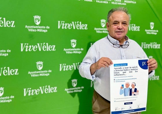 El concejal de Mayores, Juan Fernández Olmo, con el cartel de la actividad.