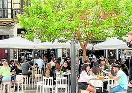 Imagen de archivo de terrazas llenas de turistas y autóctonos.