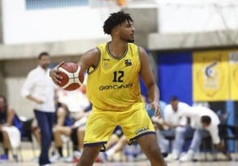 Jakub Urbaniak busca un pase en un partido con el filial del Dreamland Gran Canaria en la LEB Plata.