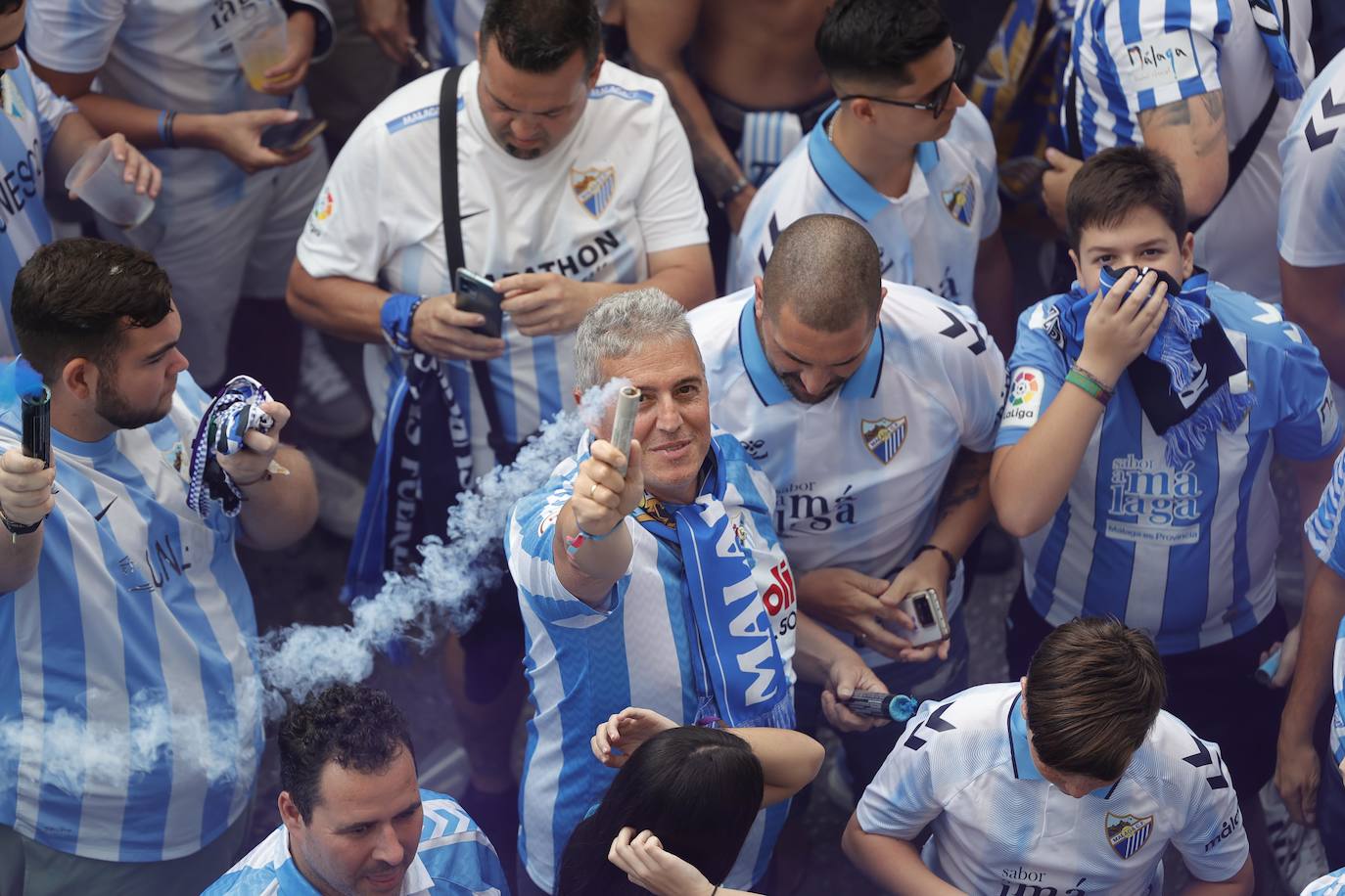 Espectacular y masivo recibimiento al equipo en La Rosaleda antes del partido