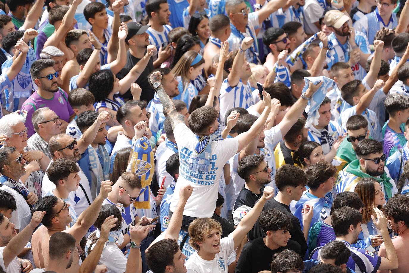 Espectacular y masivo recibimiento al equipo en La Rosaleda antes del partido