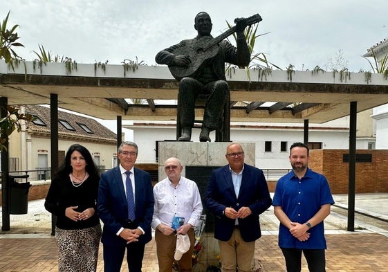 El presidente de la Diputación y el alcalde veleño, este sábado junto a la escultura en honor a Juan Breva en Vélez-Málaga.