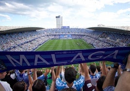 Panorámica de la grada de La Rosaleda llena este sábado.