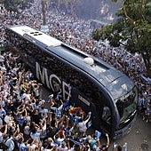 Ambiente histórico en La Rosaleda para empujar al Málaga hacia el ascenso