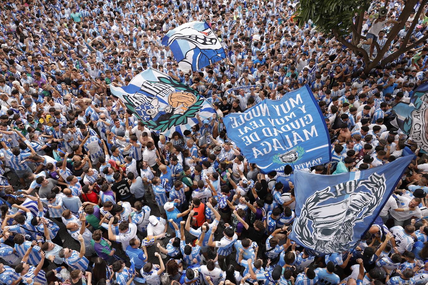 Espectacular y masivo recibimiento al equipo en La Rosaleda antes del partido