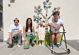 La gerente de la Casa Ronald de Málaga, junto a algunos de los niños que viven allí en estos momentos durante su tratamiento.