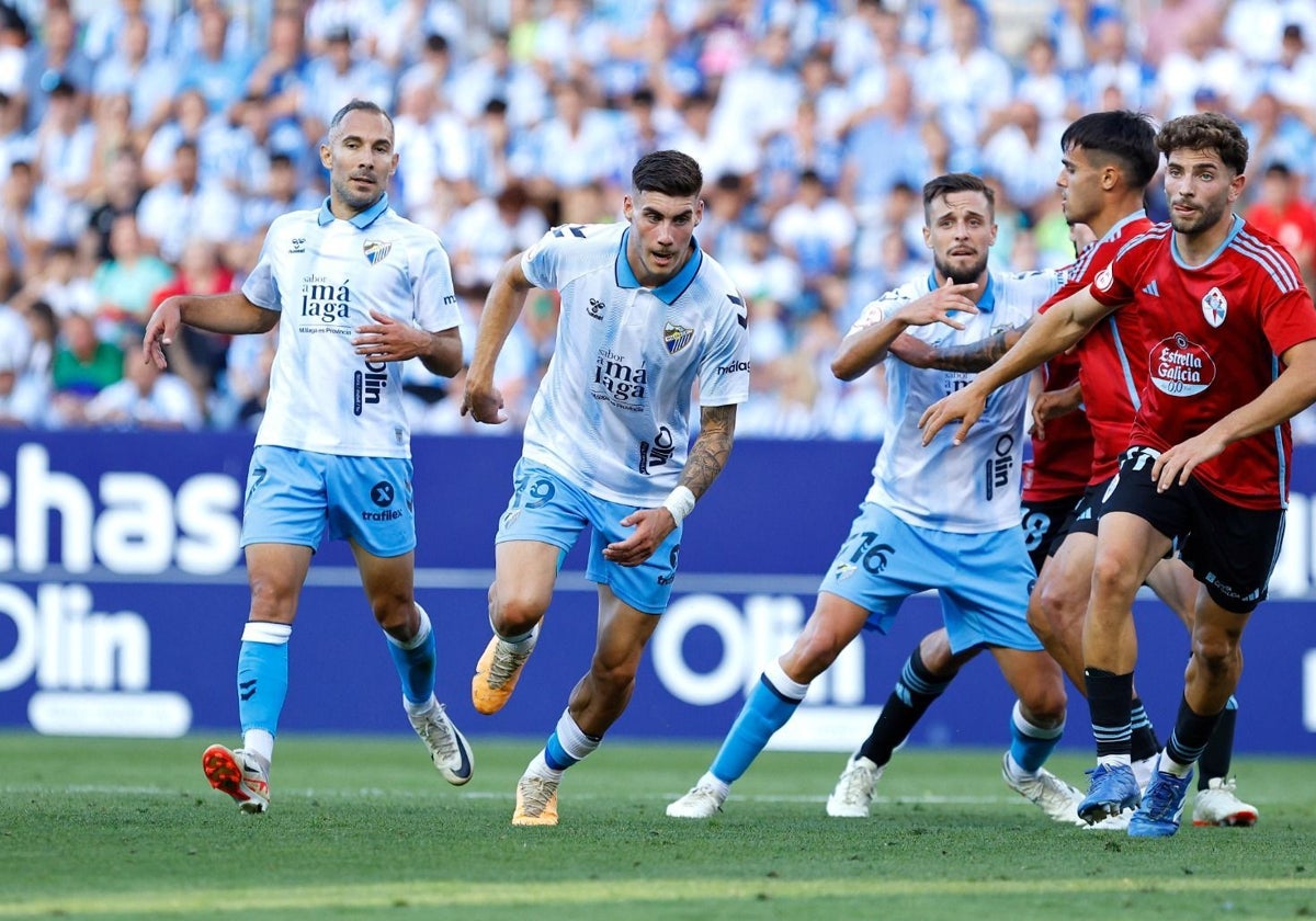 Roberto, en el centro, en una de las acciones del partido en el La Rosaleda.