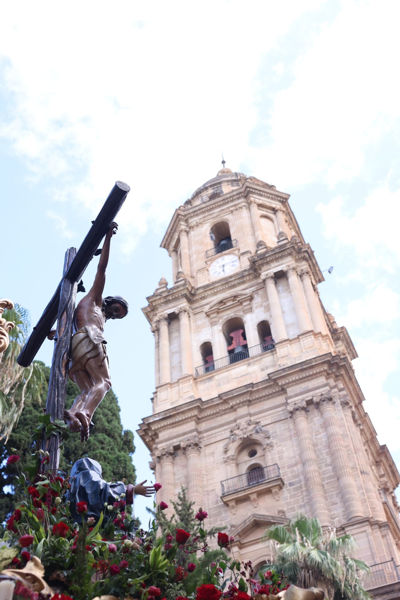 La salida del Cristo del Amor pone el broche al centenario de la cofradía victoriana