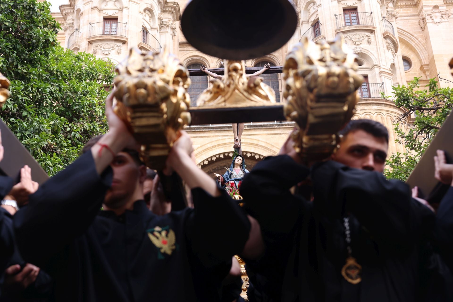 La salida del Cristo del Amor pone el broche al centenario de la cofradía victoriana