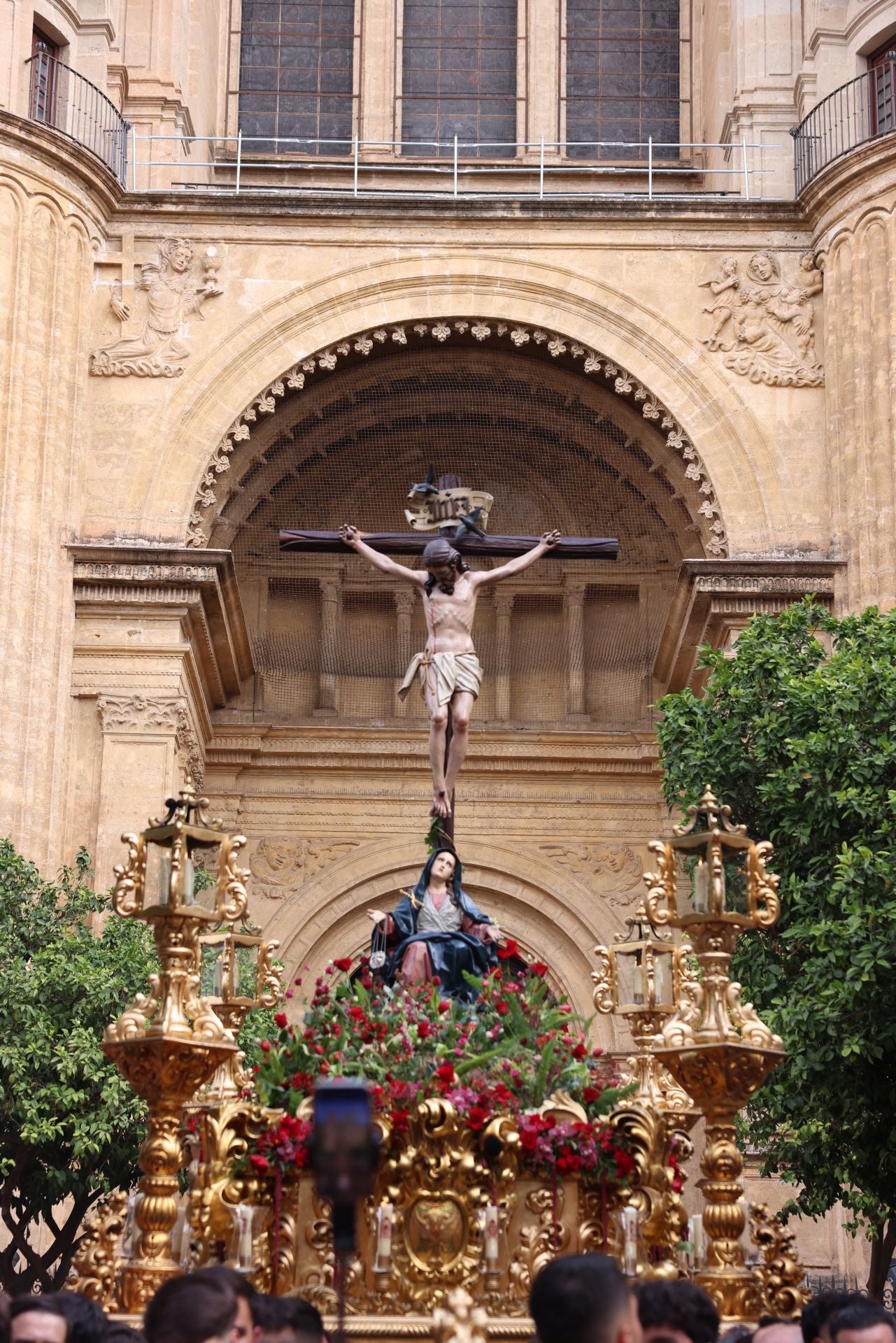 La salida del Cristo del Amor pone el broche al centenario de la cofradía victoriana