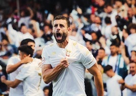 El delantero del Ceuta Rodri Ríos celebra uno de sus dos goles en el partido de ida de la eliminatoria, en el Alfonso Murube.