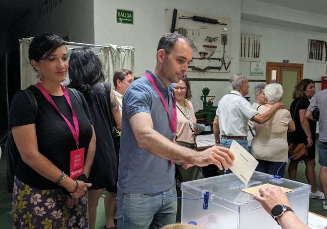 Valero votando acompañado por Toni Morillas.