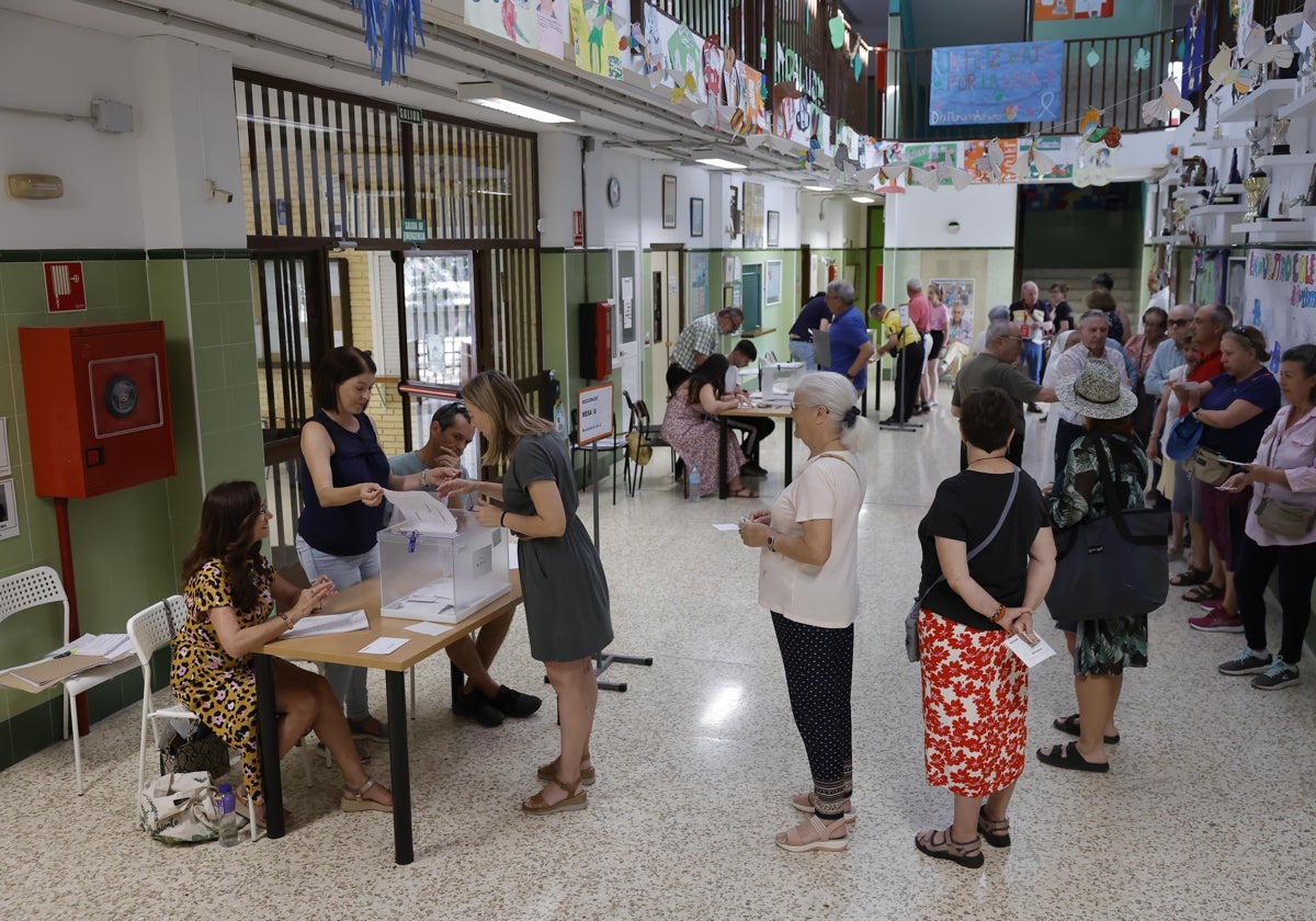 Electores en un colegio de la capital este domingo.