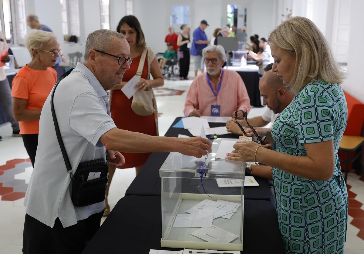 Ciudadanos votando este domingo en un colegio electoral de la capital.