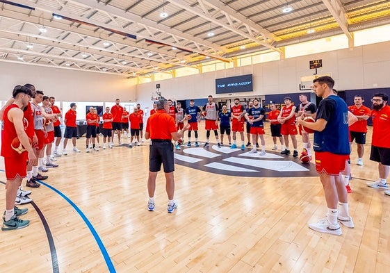 Sergio Scariolo se dirige a los jugadores antes de comenzar el entrenamiento.