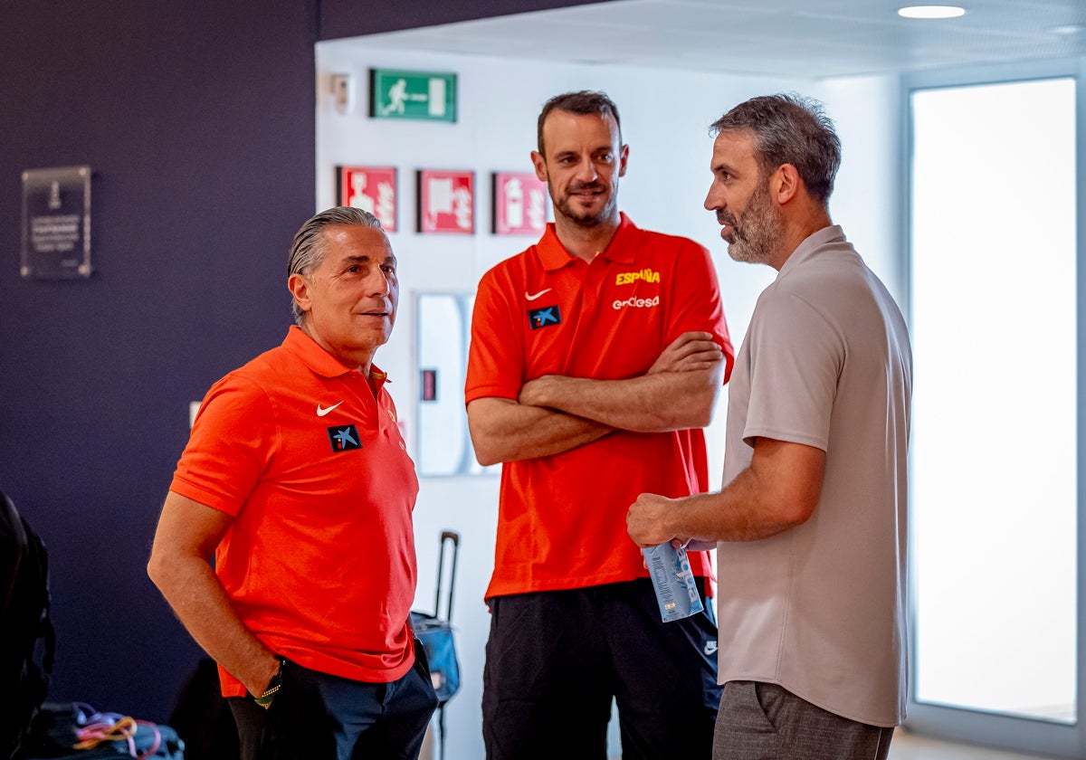 Sergio Scariolo, Carlos Jiménez y Berni Rodríguez, este lunes en The Embassy antes del comienzo del entrenamiento de la selección.